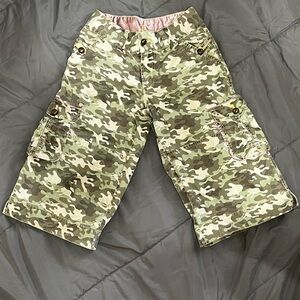 Girls Vintage Levi’s Y2K Cargo Camouflage Pink Shorts Size 16